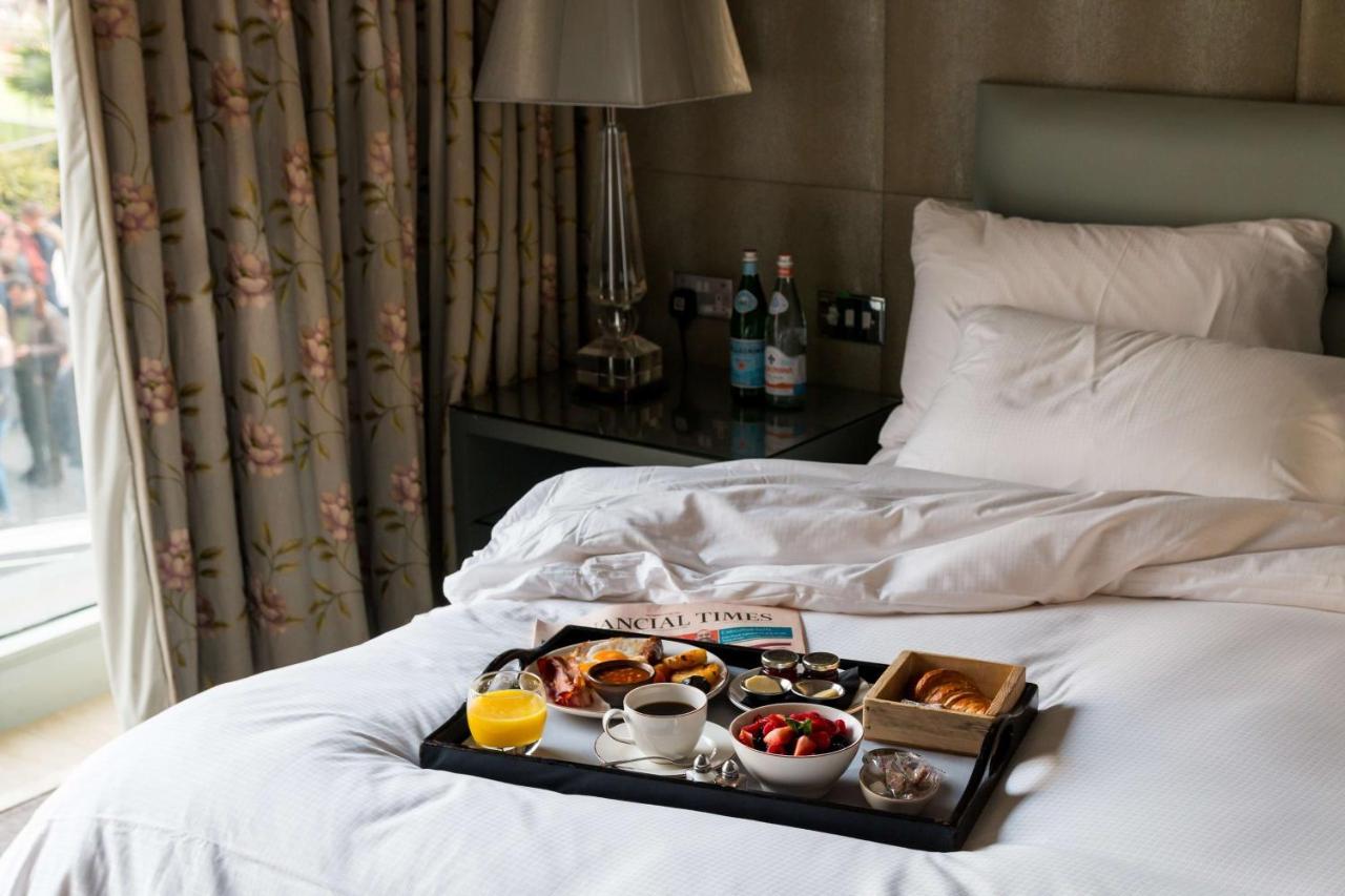 Radisson Blu Hotel, London Leicester Square - Formerly Hampshire Extérieur photo Room service