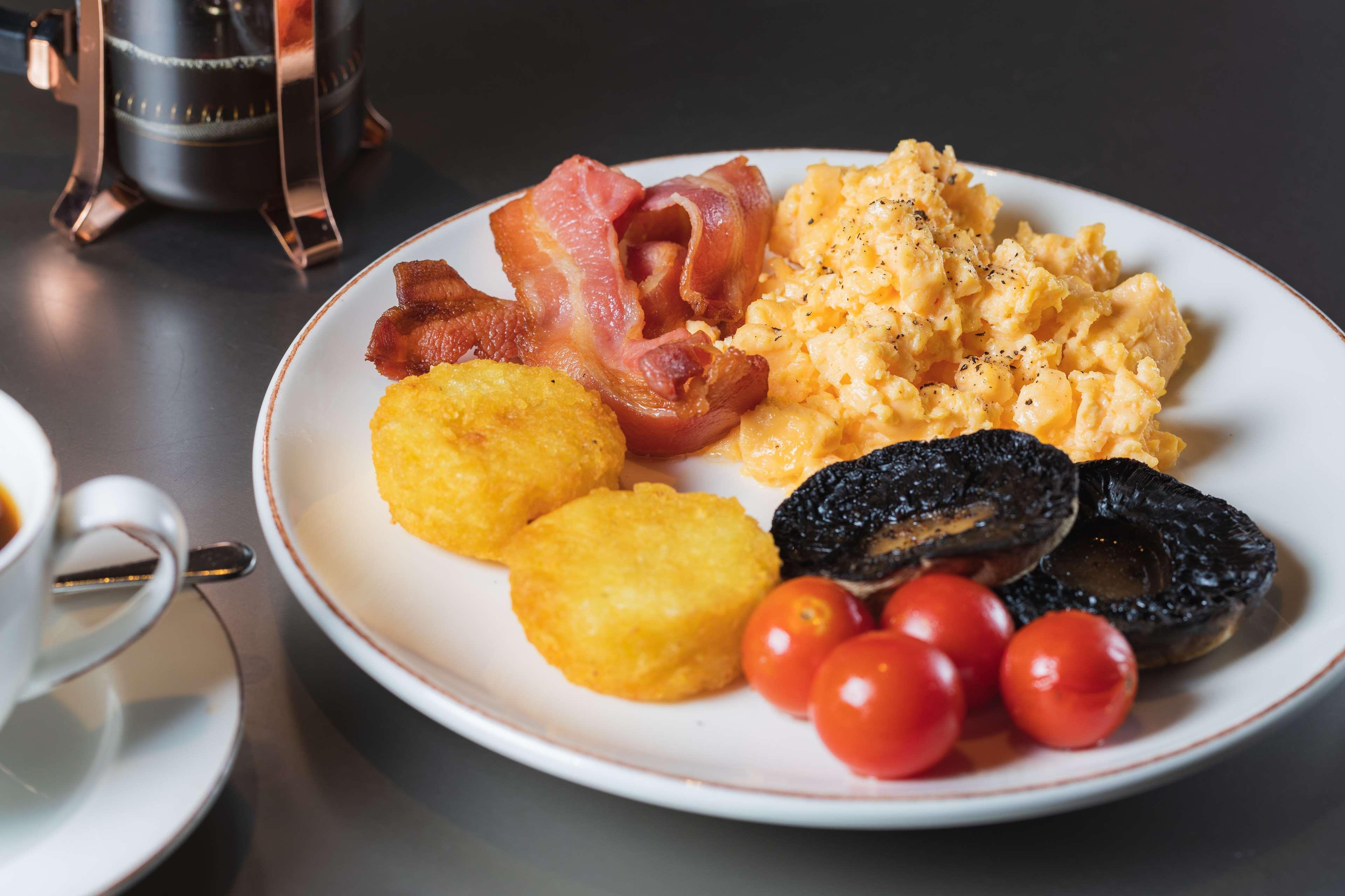 Radisson Blu Hotel, London Leicester Square - Formerly Hampshire Extérieur photo English breakfast