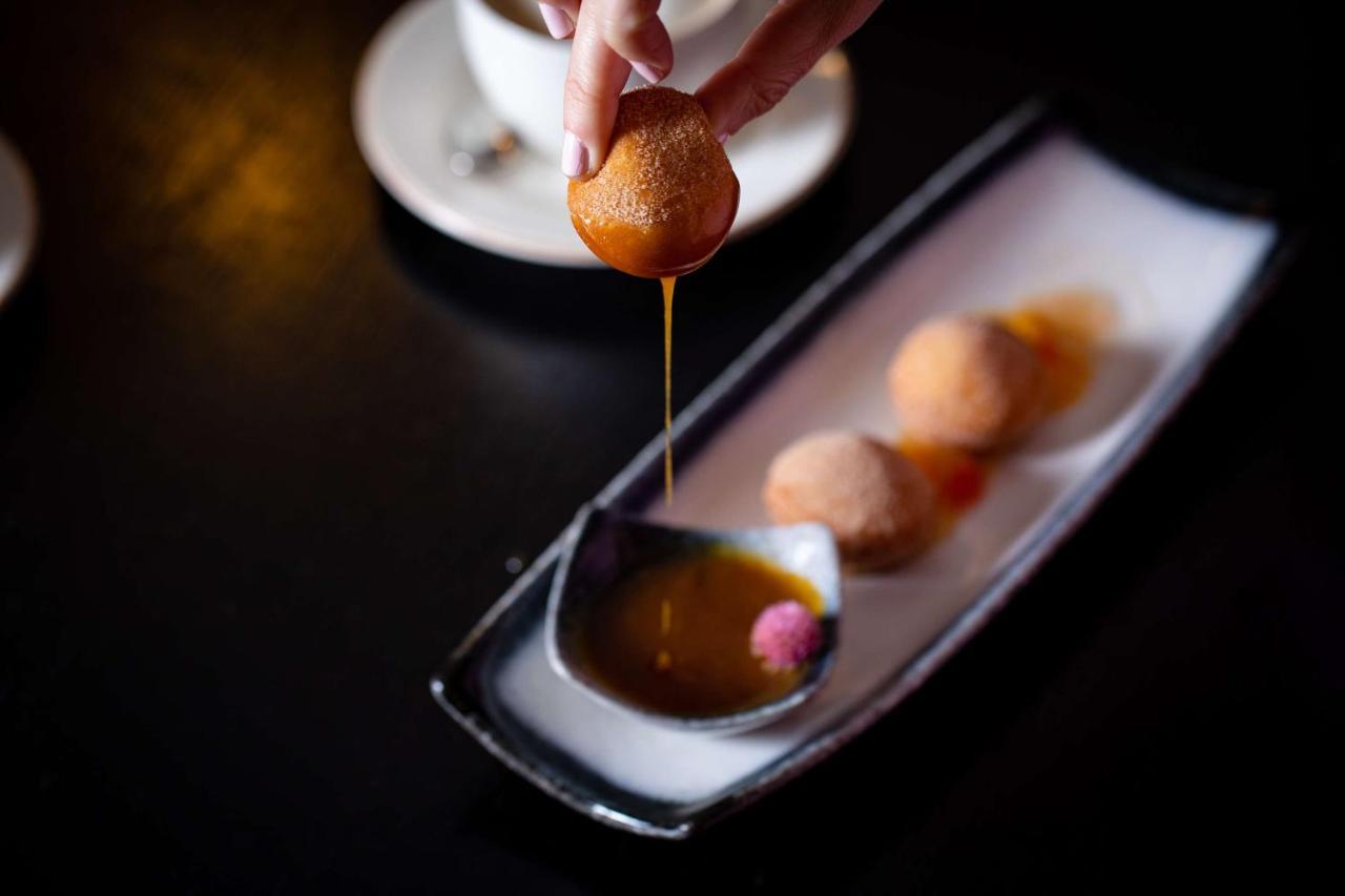 Radisson Blu Hotel, London Leicester Square - Formerly Hampshire Extérieur photo A doughnut ball being dipped in a sauce