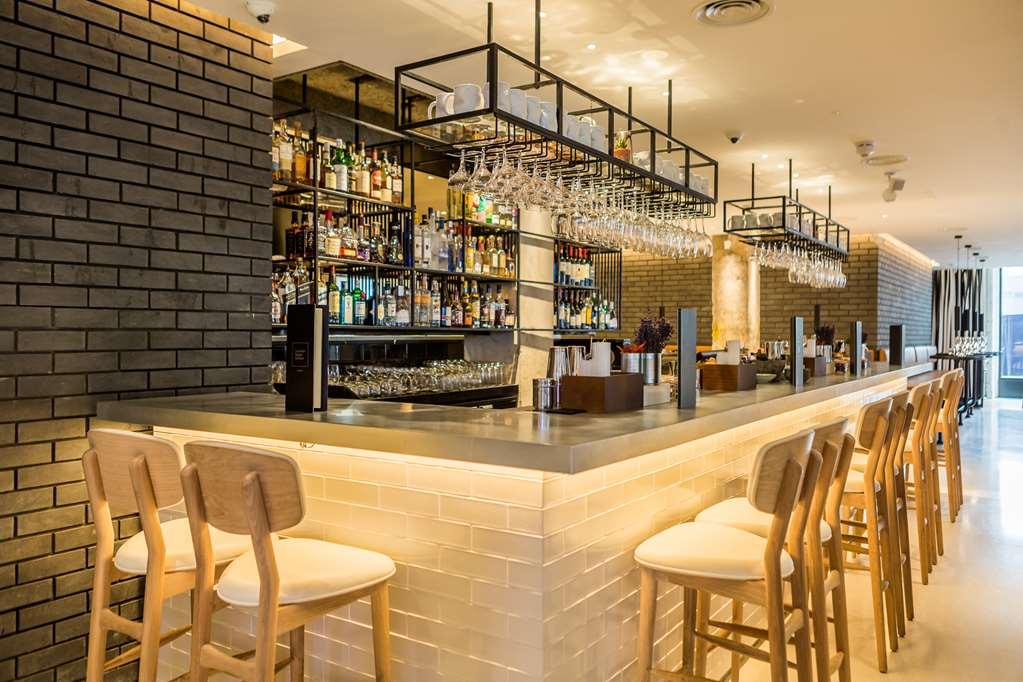 Radisson Blu Hotel, London Leicester Square - Formerly Hampshire Restaurant photo The bar at the hotel