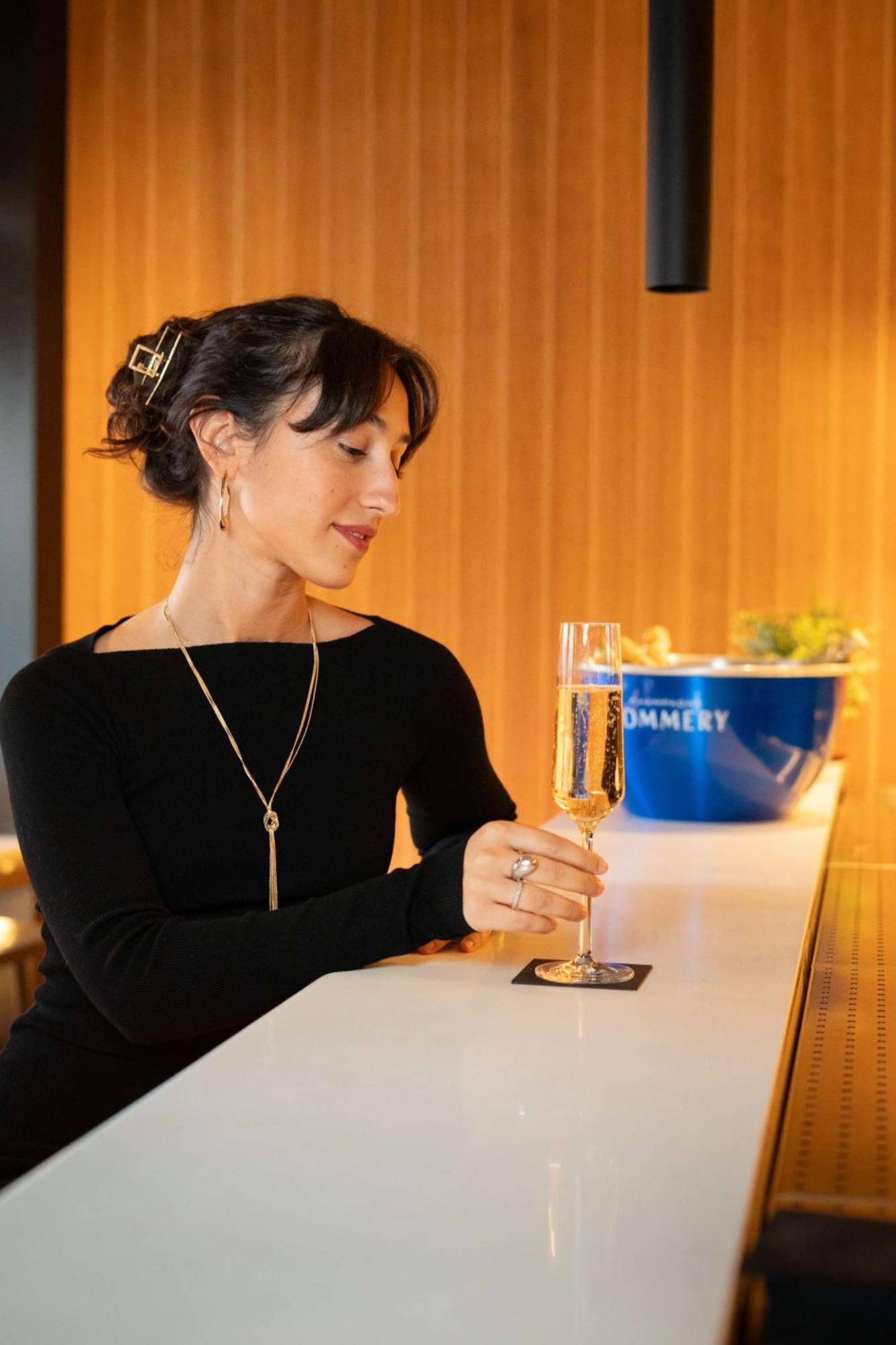 Radisson Blu Hotel, London Leicester Square - Formerly Hampshire Extérieur photo A woman drinking champagne
