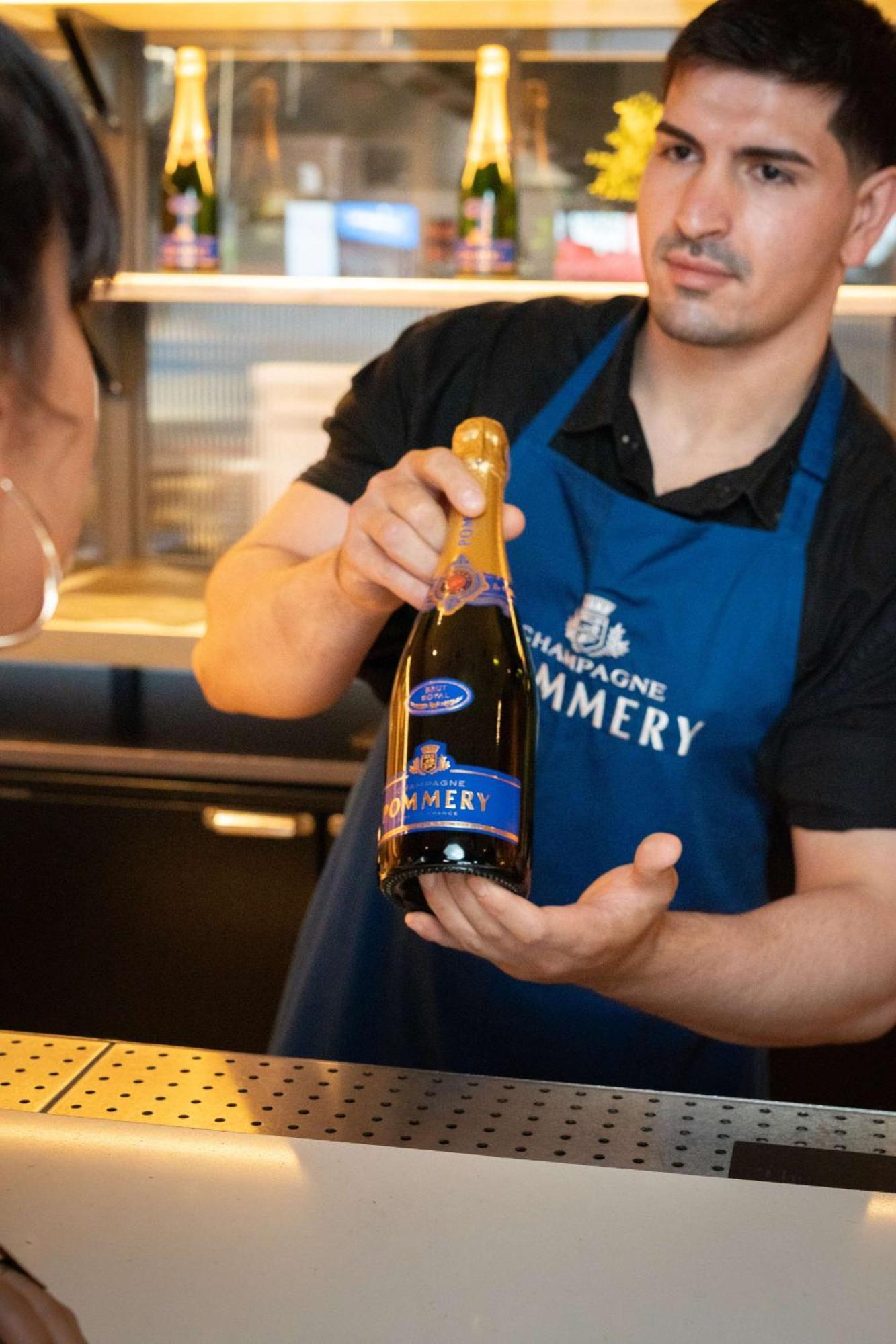 Radisson Blu Hotel, London Leicester Square - Formerly Hampshire Extérieur photo Champagne MMERY