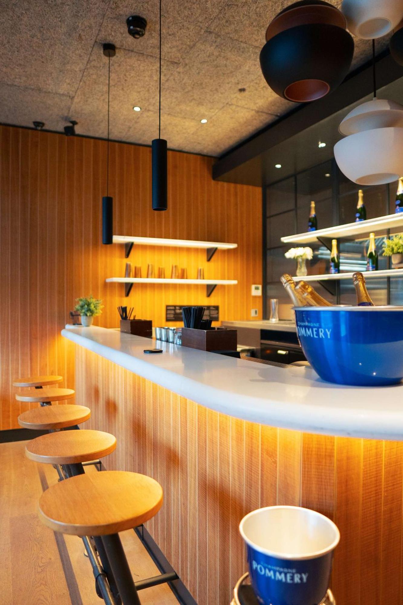 Radisson Blu Hotel, London Leicester Square - Formerly Hampshire Extérieur photo The bar at the new lounge