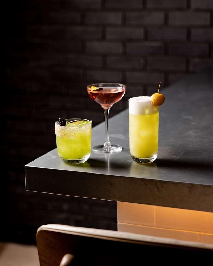 Radisson Blu Hotel, London Leicester Square - Formerly Hampshire Restaurant photo Cocktails at the bar
